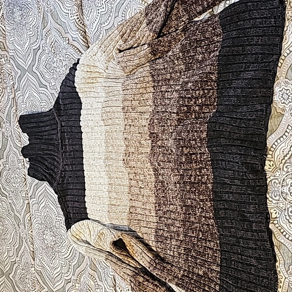 Women's Eddie Bauer Turtle neck Sweater. Size XXL. Used but good condition. - Picture 3 of 4